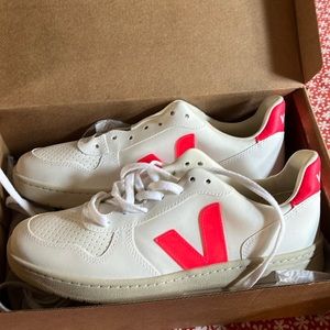 Veja V-10 CWL WHITE ROSE FLUO size 9.5 men